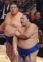 Kaio suffers loss at Kyushu sumo